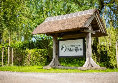 Bord een de weg dierenhotel Marijke